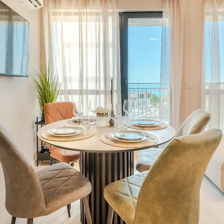 Infinity Sea View Luxury & Free Parking Apartment