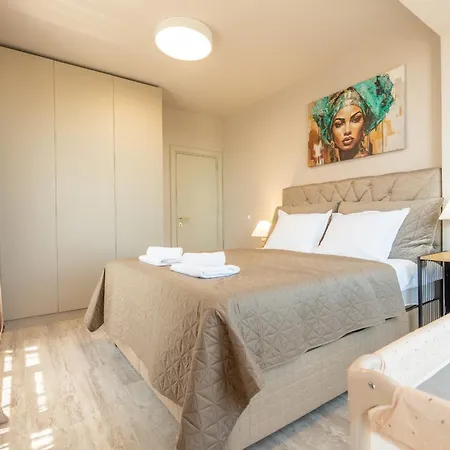 Infinity Sea View Luxury & Free Parking Apartment